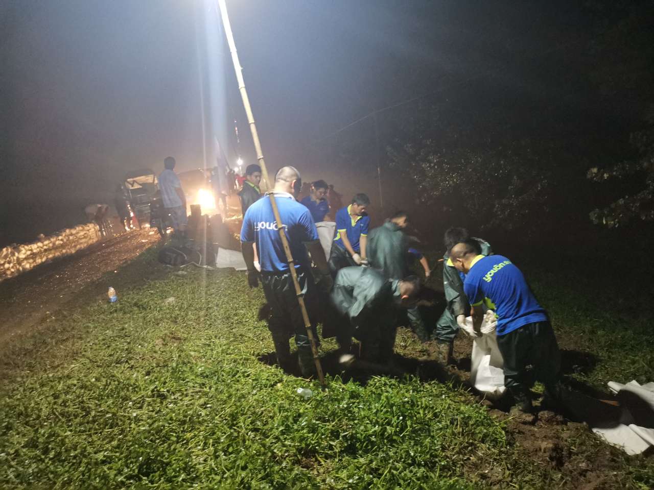 抗洪搶險一線永安行又見最美睡姿
