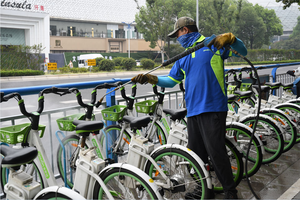 世界無(wú)車日，志愿者走上街頭擦亮共享助力車
