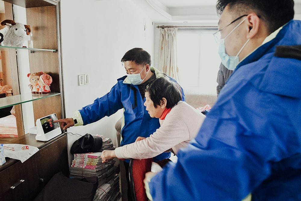 智能機器人給老人當(dāng)“保姆” 緊急需求一鍵解決