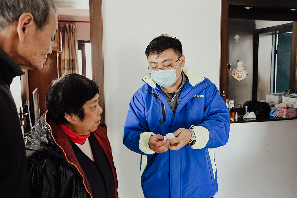 工永安行作人員上門給老人講解演示智能機(jī)器人功能