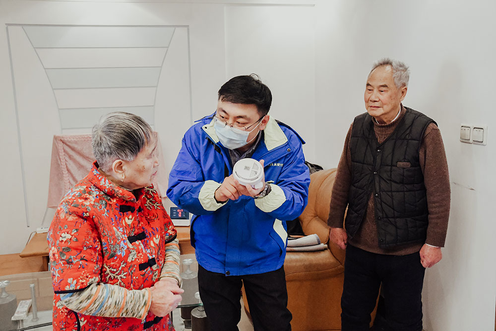 工永安行作人員上門給老人講解演示智能機(jī)器人功能1
