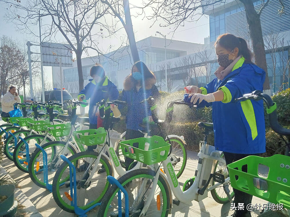 保障出行需求，他們每天為3800輛助力車消毒