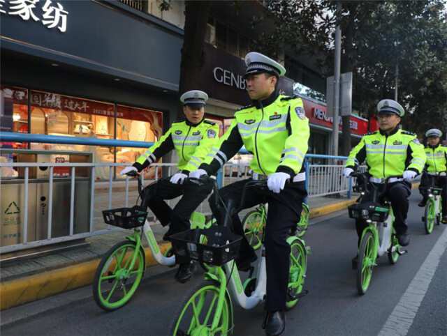 推廣綠色騎行！交警支隊(duì)的警察叔叔騎起了共享單車
