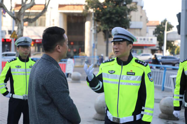 推廣綠色騎行交警支隊(duì)的警察叔叔騎起了共享單車1
