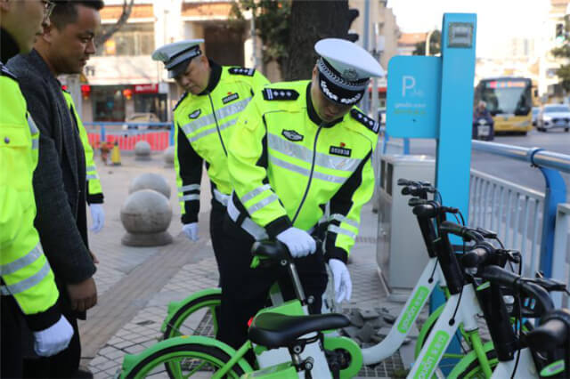 推廣綠色騎行交警支隊(duì)的警察叔叔騎起了共享單車2