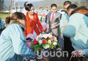 徐州：舉辦公共自行車婚禮  32位同事當(dāng)伴郎伴娘