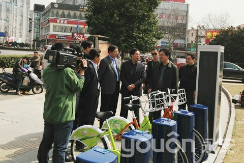 鎮(zhèn)江公共自行車停放點(diǎn)開裝  千輛自行車投運(yùn)