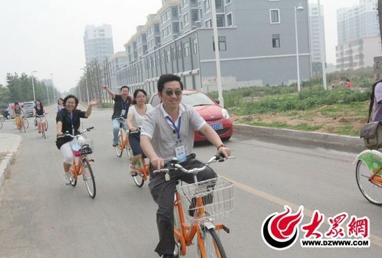 記者們騎上公共自行車，感受到城市公共自行車的便捷和樂趣。 記者 郭豪 攝。
